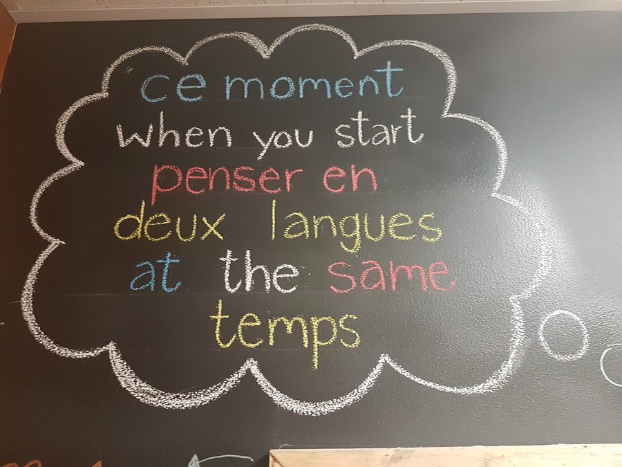 Chalkboard reading: ce moment when you start penser en deux langues at the same temps
